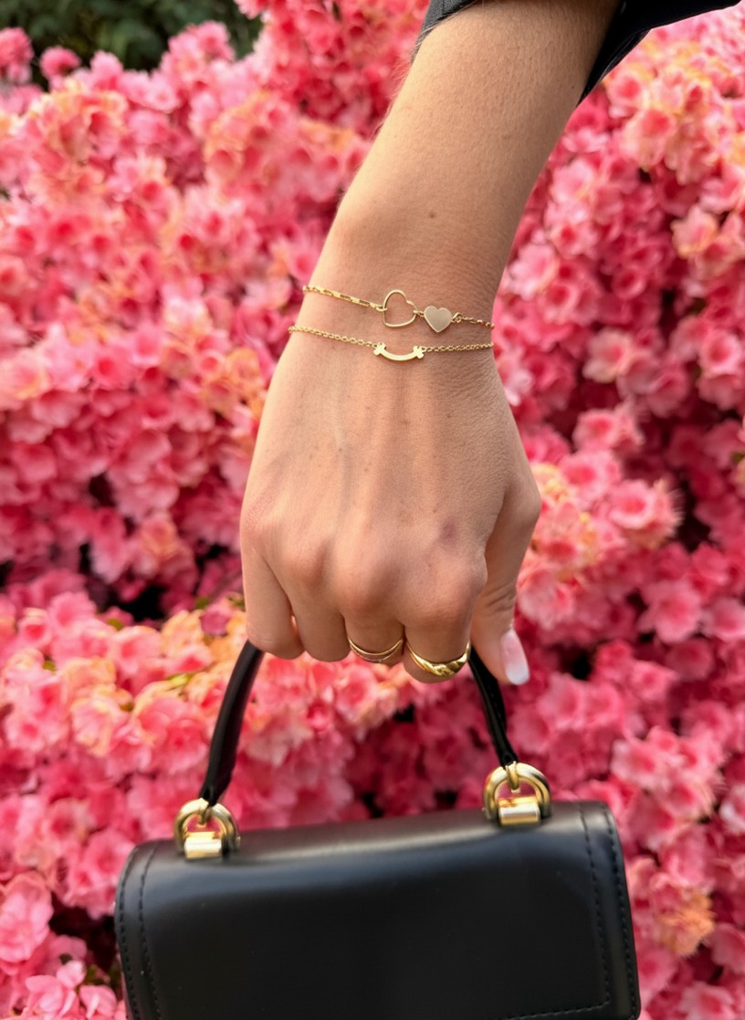 Grupo de mulheres brindando juntas exibindo suas pulseiras permanentes